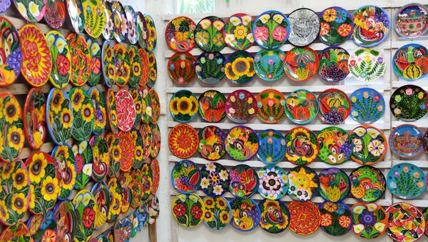 Сувениры в магазине для туристов на одном из курортов полуострова Юкатан в Мексике. - Sputnik Latvija