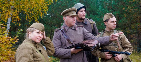 Реконструкция форсирования Киш-озера советскими войсками в день 75-годовщины освобождения Риги от немецко-фашистских захватчиков. Участники реконструкции форсирования Киш-озера в форме бойцов Красной армии. - Sputnik Латвия