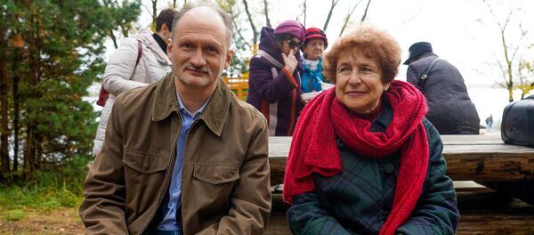 Реконструкция форсирования Киш-озера советскими войсками в день 75-годовщины освобождения Риги от немецко-фаштстских захватчиков. Мирослав Митрофанов и Татьяна Жданок. Реконструкция форсирования Киш-озера советскими войсками в день 75-годовщины освобождения Риги от немецко-фаштстских захватчиков. Мирослав Митрофанов и Татьяна Жданок. - Sputnik Latvija