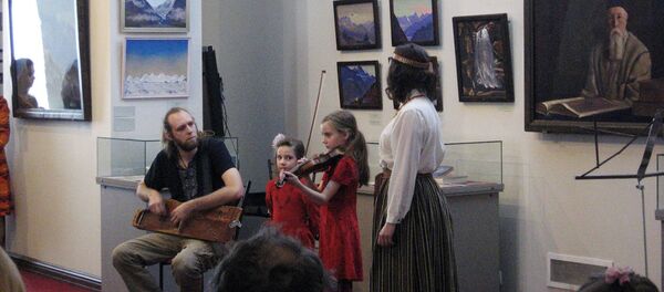 Семья Белкиных исполняет латышские народные песни Семья Белкиных исполняет латышские народные песни - Sputnik Латвия