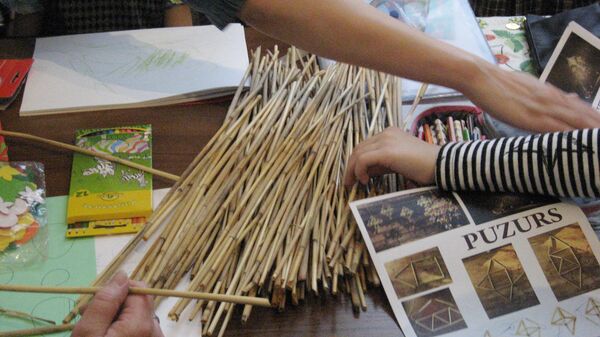 Мастер-класс по изготовлению Пузурса и нитяного солнышка Саулите Мастер-класс по изготовлению Пузурса и нитяного солнышка Саулите - Sputnik Латвия