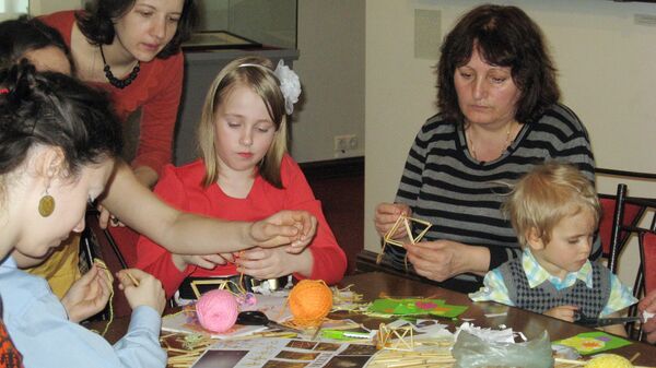 Мастер-класс по изготовлению Пузурса и нитяного солнышка Саулите Мастер-класс по изготовлению Пузурса и нитяного солнышка Саулите - Sputnik Латвия