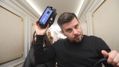 Интарс Бусулис примеряет VR-очки на гала-концерте благотворительного фестиваля "Белая трость"