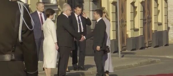 Хотите узнать, как президента Украины встретили в Латвии? Смотрите видео - Sputnik Латвия