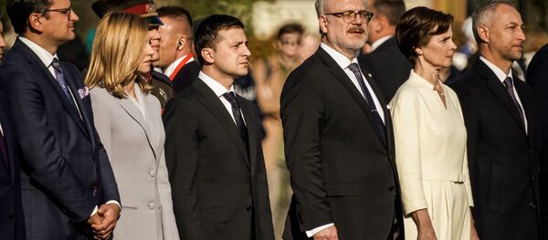 Визит президента Украины Владимира Зеленского в Латвию. Владимир Зеленский и Эгилс Левитс возложили цветы к памятнику Свободы в Риге - Sputnik Латвия