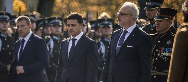 Визит президента Украины Владимира Зеленского в Латвию. Владимир Зеленский и Эгилс Левитс возложили цветы к памятнику Свободы в Риге - Sputnik Латвия