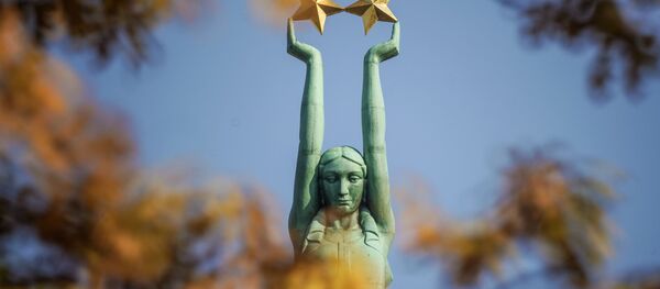 Визит президента Украины Владимира Зеленского в Латвию. Владимир Зеленский и Эгилс Левитс возложили цветы к памятнику Свободы в Риге - Sputnik Латвия