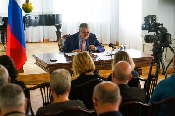 Пресс-конференция посла РФ: зачем из героев делают беженцев - Sputnik Латвия