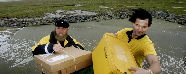 Два немецких почтальона из самой северной и самой южной точек Германии доставляют почту в Греде, Германия Два немецких почтальона из самой северной и самой южной точек Германии доставляют почту в Греде, Германия - Sputnik Latvija