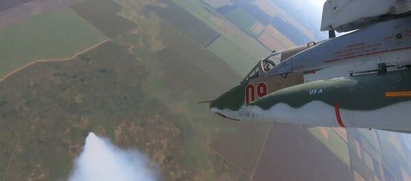 Смотрите, как российские штурмовики бомбят аэродром условного противника - Sputnik Латвия