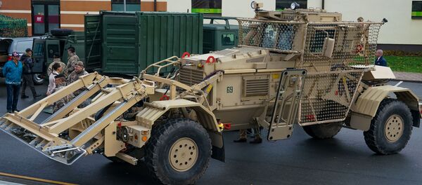 Торжественная церемония передачи Земессардзе от США средств разминирования Husky - Sputnik Латвия