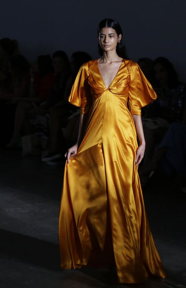 Модель в платье от Fabiana Milazzo на неделе моды в Сан-Паулу, Бразилия - Sputnik Латвия