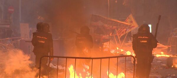 Посмотрите, что творилось на улицах Барселоны этой ночью Посмотрите, что творилось на улицах Барселоны этой ночью - Sputnik Latvija