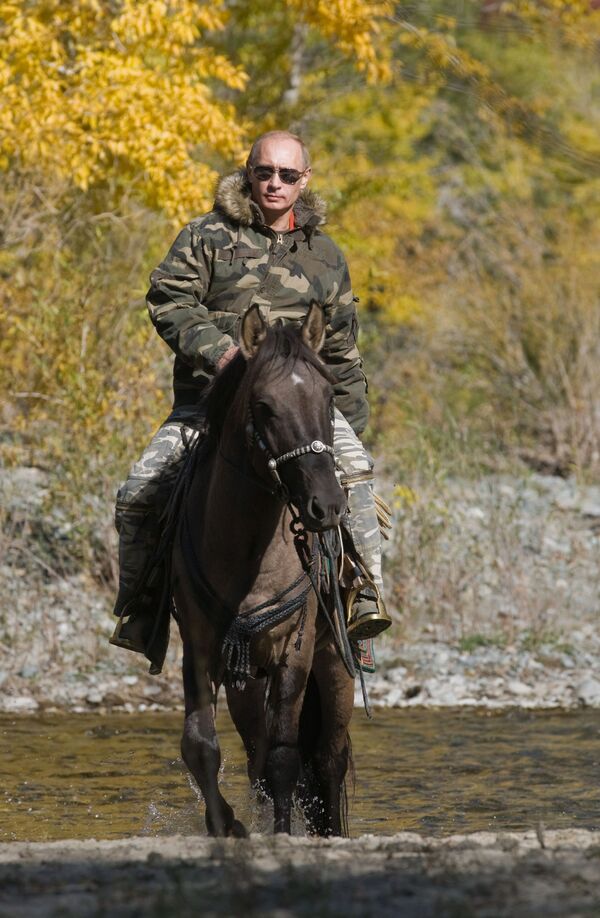 Президент России Председатель правительства РФ Владимир Путин во время экспедиции в Убсунурскую котловину - Sputnik Латвия