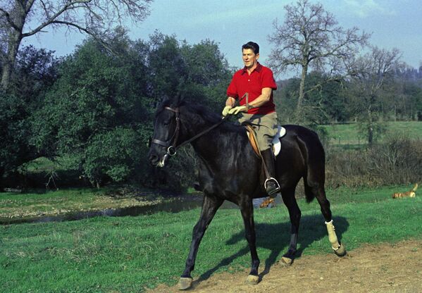 Губернатор Калифорнии Рональд Риган верхом на лошади на своем ранчо возле Оберна, Калифорния - Sputnik Латвия