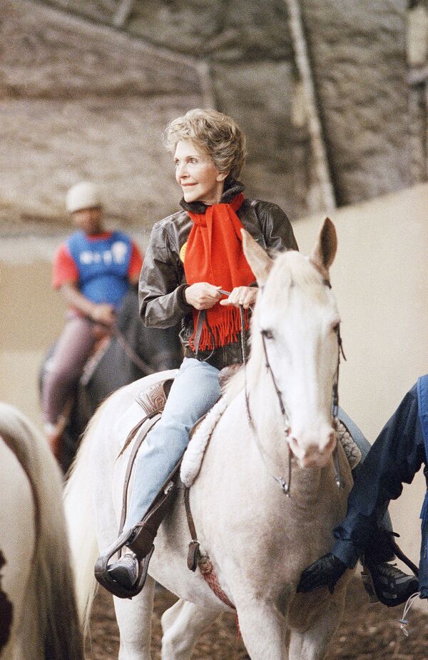 Октябрь 1987 года. Первая леди США Нэнси Рейган верхом на лошади в Вашингтоне. - Sputnik Латвия