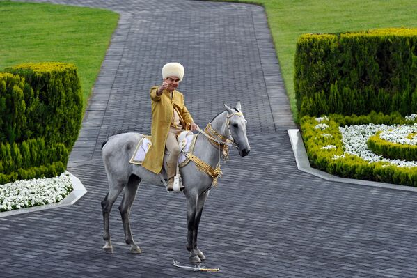 Президент Туркменистана Гурбангулы Бердымухамедов на ахалтекинском жеребце принимает участие в праздновании Дня лошади в Ашхабаде - Sputnik Латвия