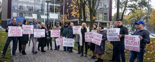 Пикет общества пострадавших в трагедии магазина Максима у здания суда - Sputnik Латвия