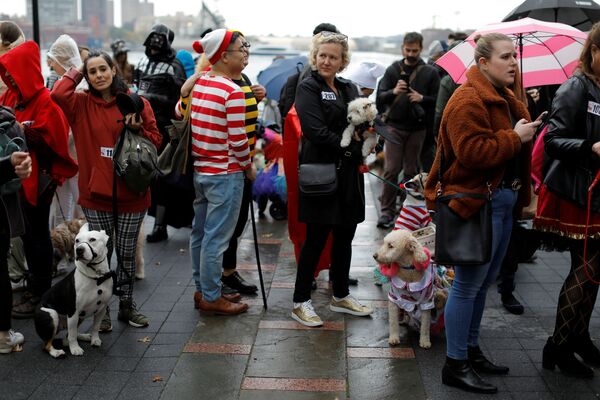 Участники ежегодного Хэллоуин-парада собак в Нью-Йорке - Sputnik Латвия