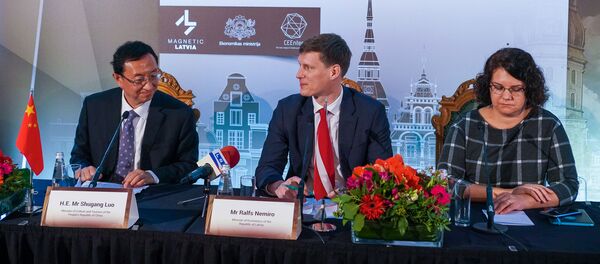 5-й туристический форум Китая и стран Центральной и Восточной Европы на высоком уровне. Министр культуры и туризма Китая Ло Шуган и министр экономики Ральф Немиро - Sputnik Латвия