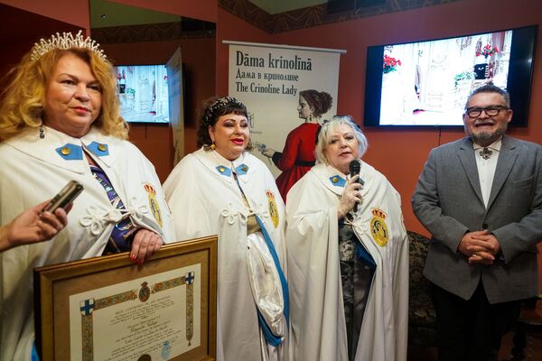 За вклад в дело мира: историк моды Васильев получил в Риге орден и мантию - Sputnik Латвия