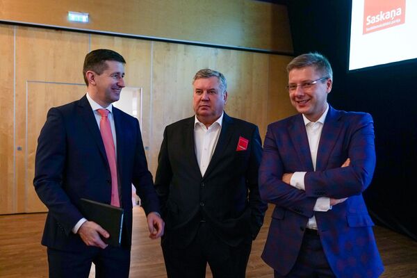 Домбровский рассказал, когда покинет Согласие и как преодолеть отсталость Латвии - Sputnik Латвия