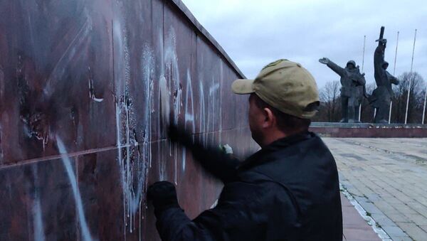 Общественник смывает надпись оккупанты с памятника Освободителям - Sputnik Latvija