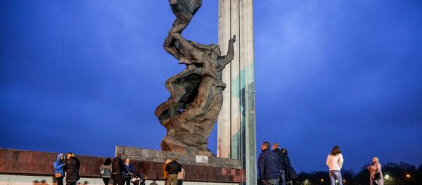 Общественники собрались, чтобы смыть надпись оккупанты с памятника Освободителям Риги - Sputnik Latvija