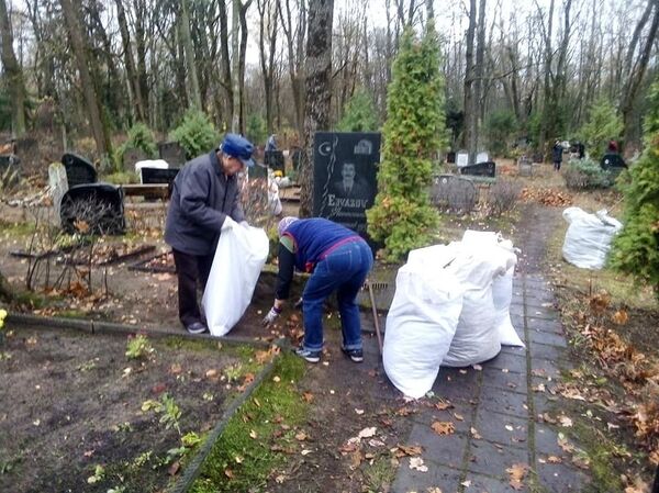 Татары и башкиры Латвии провели субботник на мусульманских кладбищах Риги - Sputnik Латвия