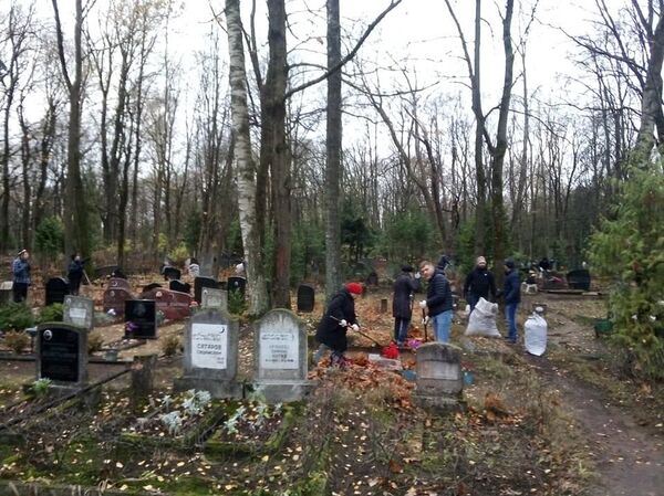 Татары и башкиры Латвии провели субботник на мусульманских кладбищах Риги - Sputnik Латвия