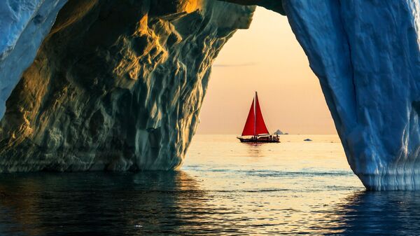 Яхта Петр Первый проплывает мимо айсберга в акватории острова Гренландия в рамках экспедиции российской компании Русарк - Sputnik Латвия