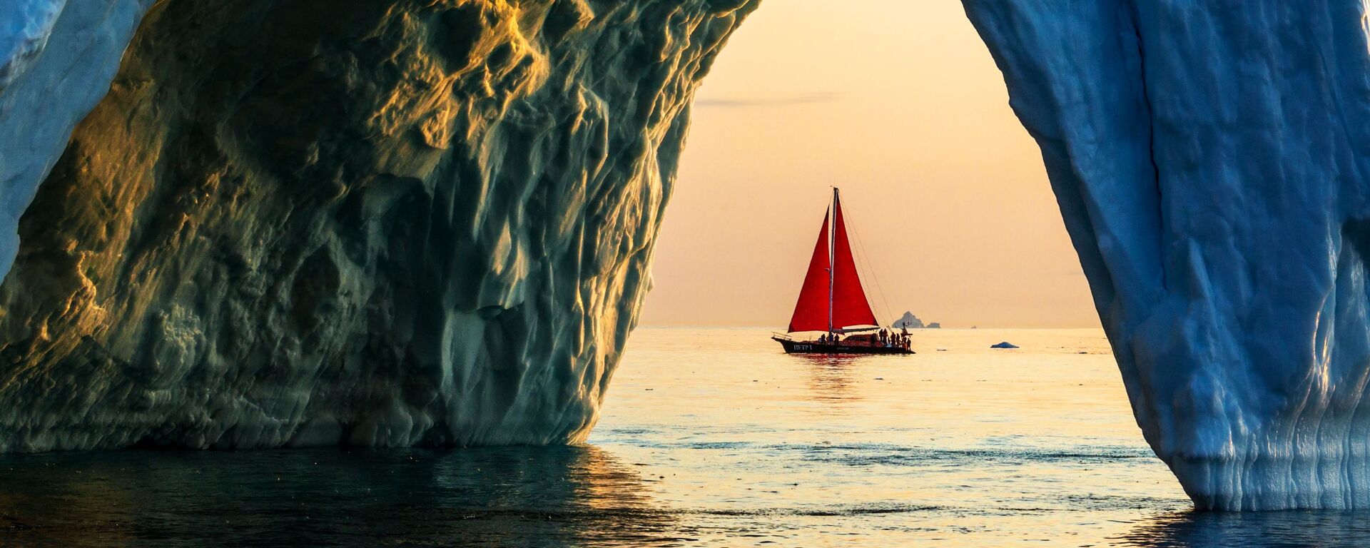 Яхта Петр Первый проплывает мимо айсберга в акватории острова Гренландия в рамках экспедиции российской компании Русарк - Sputnik Латвия, 1920, 03.11.2025