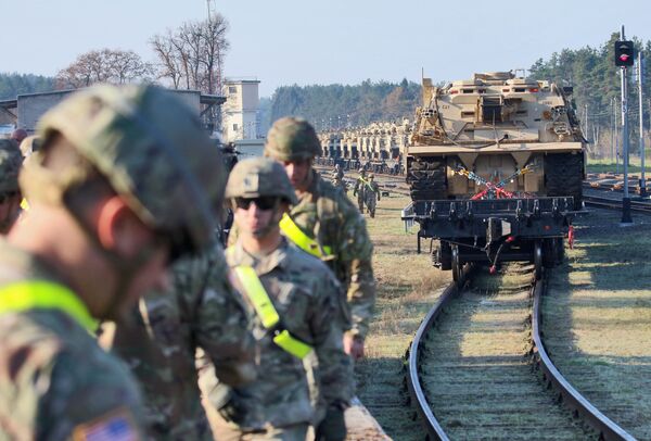 Крупнейшая переброска войск. Что делают у границ Беларуси танки США - Sputnik Латвия