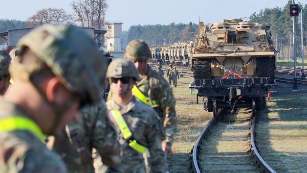 Военнослужащие первой дивизии армии США во время переброски бронетехники на железнодорожной станции в Литве - Sputnik Латвия