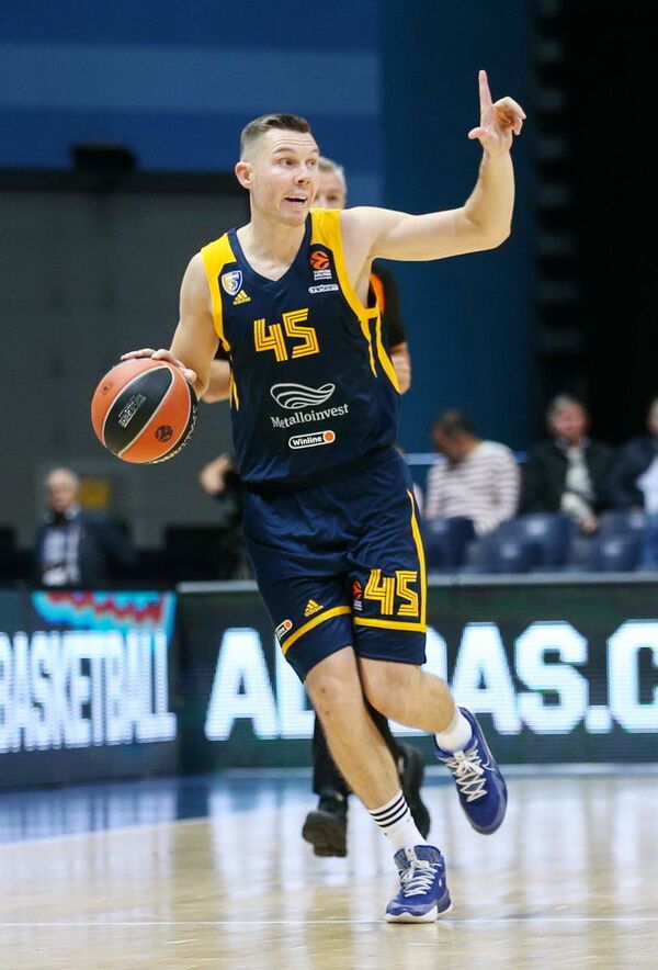 Баскетболист из Латвии в присутствии возлюбленной Седоковой накидал грекам 16 очков - Sputnik Латвия