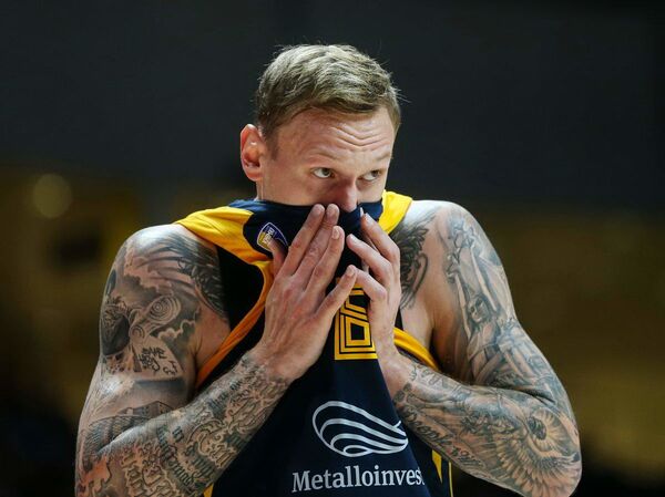 Баскетболист из Латвии в присутствии возлюбленной Седоковой накидал грекам 16 очков - Sputnik Латвия