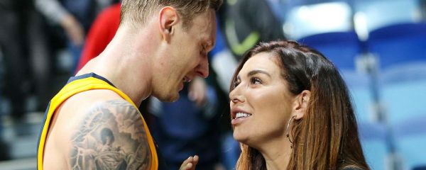 Янис Тимма и Анна Седокова на фанатской трибуне Янис Тимма и Анна Седокова на фанатской трибуне - Sputnik Латвия