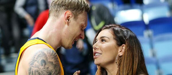 Янис Тимма и Анна Седокова на фанатской трибуне - Sputnik Латвия