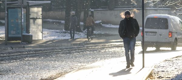 Первый снег в Риге. Прохожий Первый снег в Риге. Прохожий - Sputnik Latvija