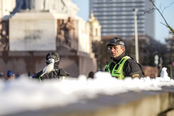 Первый снег в Риге. Муниципальная полиция у памятника Свободы - Sputnik Латвия