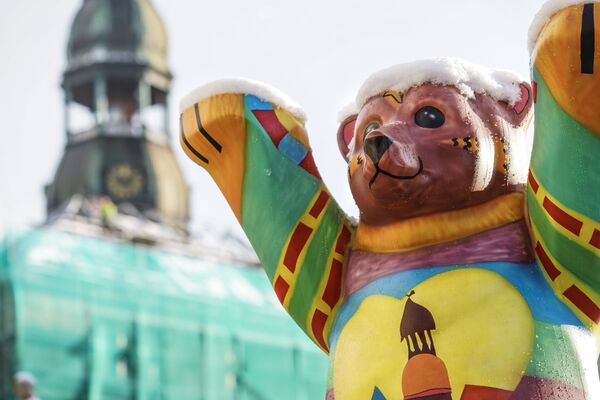 Первый снег в Риге. Скульптура рижского мишки United Buddy Bears  - Sputnik Латвия