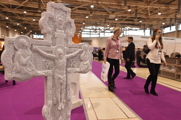 Крест из камня на выставке Некрополь - Tanexpo 2019 - Sputnik Латвия