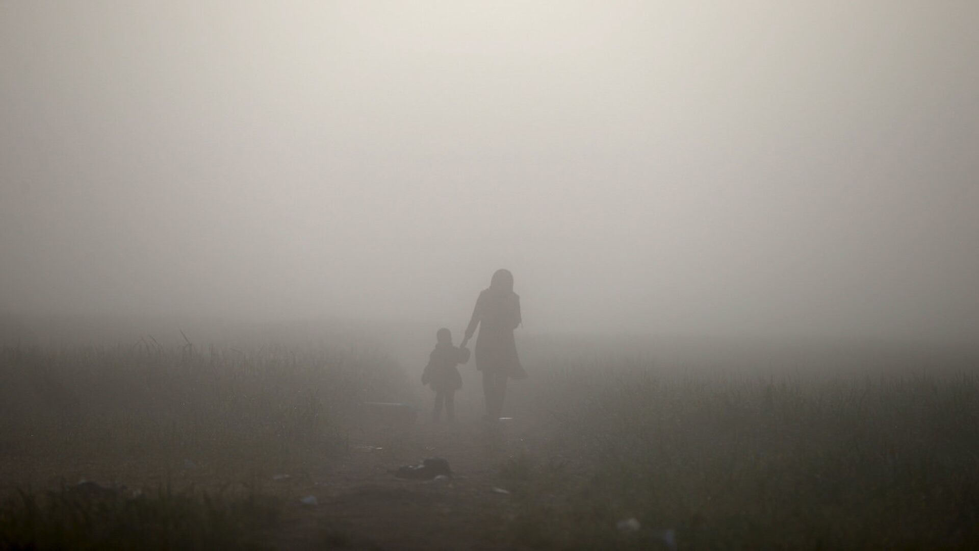 Женщина с ребенком в тумане - Sputnik Латвия, 1920, 26.09.2021