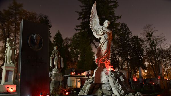 Свечи на могилах усопших в День памяти умерших на Лычаковском кладбище во Львове - Sputnik Латвия
