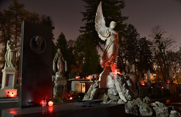 Свечи на могилах усопших в День памяти умерших на Лычаковском кладбище во Львове - Sputnik Латвия