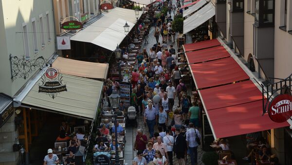 Горожане и туристы на улице Мюнцгассе в Дрездене.  - Sputnik Латвия