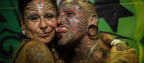 Уругвайский художник-татуировщик Виктор Хьюго Перальта и его жена, аргентинский художник-татуировщик Габриэла Перальта Уругвайский художник-татуировщик Виктор Хьюго Перальта и его жена, аргентинский художник-татуировщик Габриэла Перальта - Sputnik Латвия