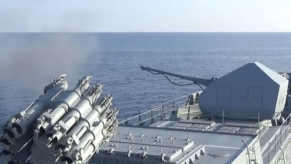 Огромные корабли, залпы пушек! Смотрите, как Россия проводит учения в Средиземном море - Sputnik Латвия