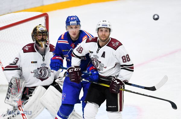 Рижане в Питере отыгрались с 0:2, но не забили буллит в овертайме и уступили - Sputnik Латвия