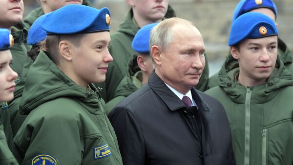 Президент РФ Владимир Путин в День народного единства на Красной площади - Sputnik Латвия